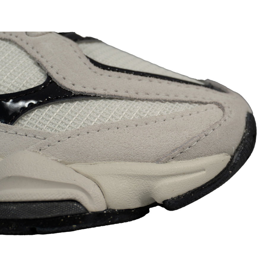 Tênis New Balance 9060 Unissex — Detalhes pretos brilhantes