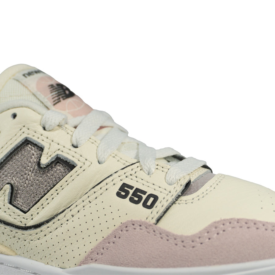 Tênis New Balance 550 Feminino — Solado de borracha e fechamento em cadarço ajustável