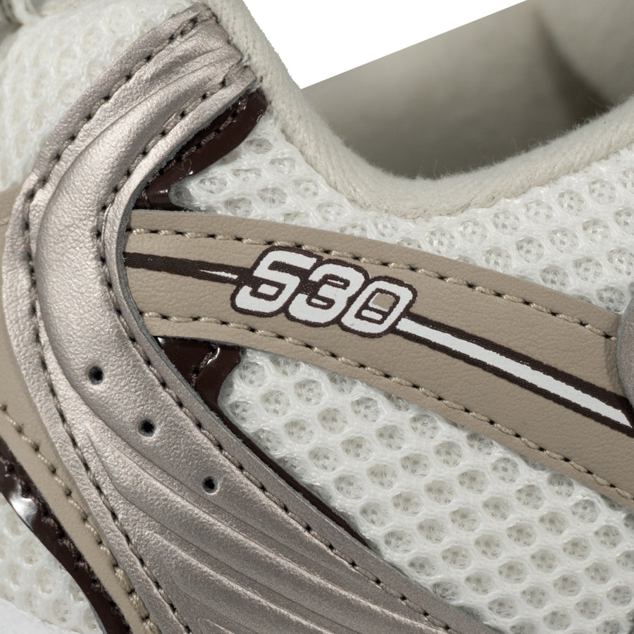 Tênis New Balance 530 Feminino — O prata que acende o pé neutro