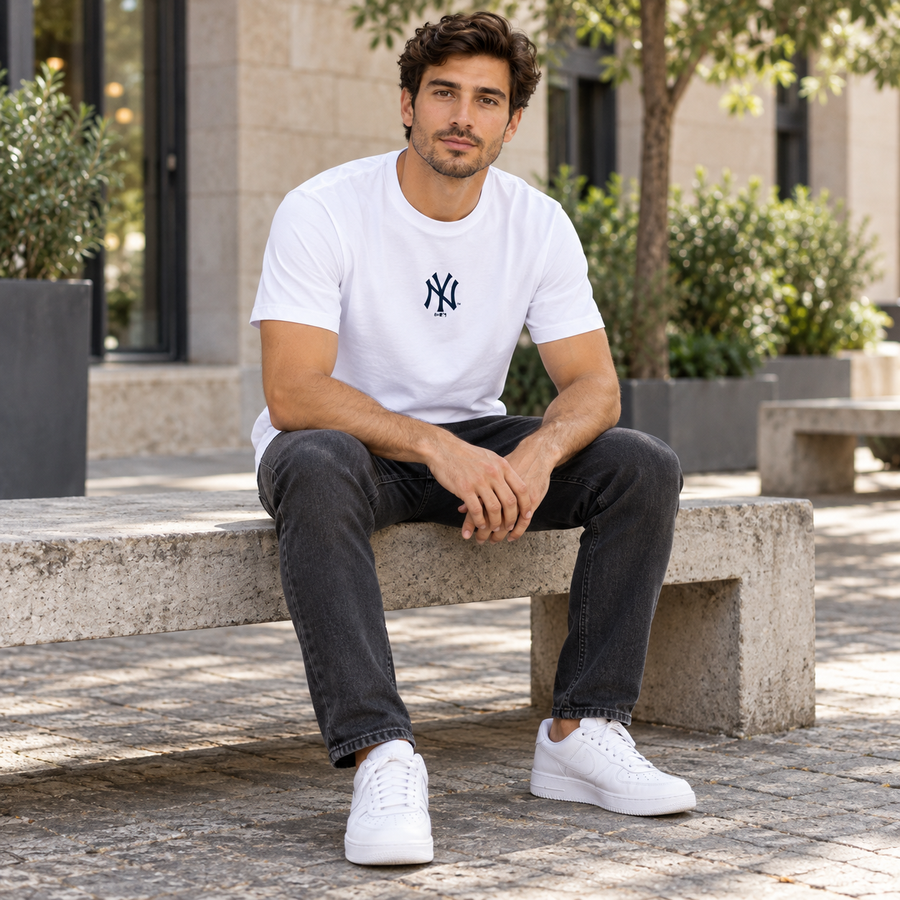 Camiseta New Era Neyyan Masculino — Com calça cinza e tênis branco