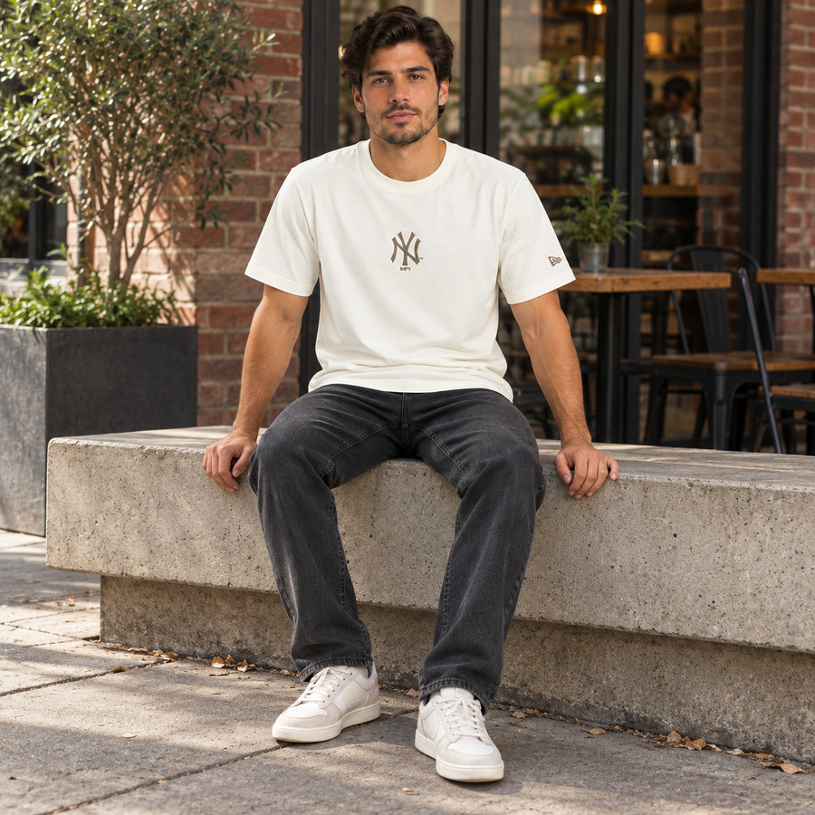 Camiseta New Era Neyyan Masculino — Off-white com calça escura