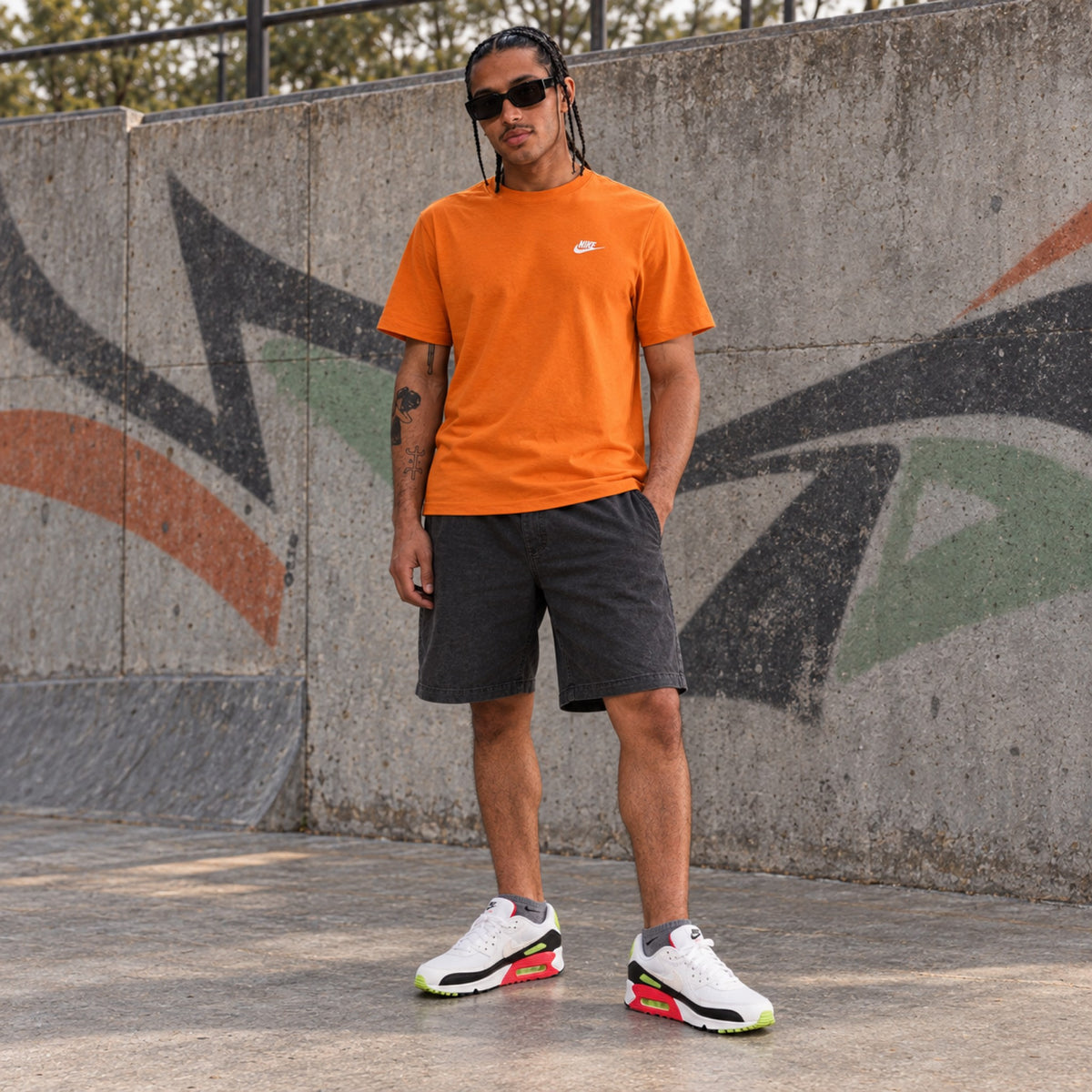 Look completo em pé: Tênis Nike Air Max 90 Masculino