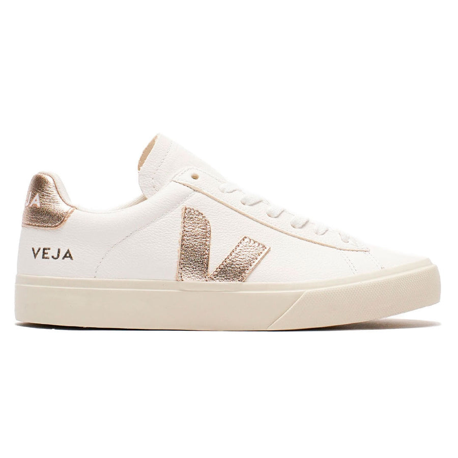 Tênis Veja Campo Chromefree Feminino — O dourado que aparece na luz