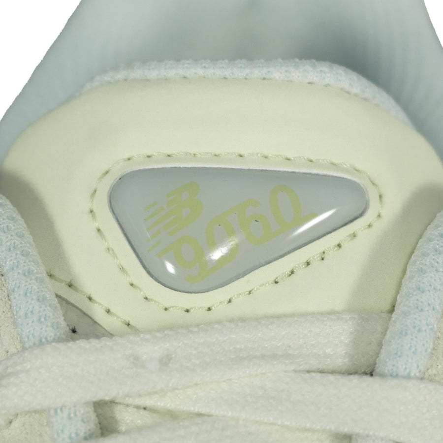 Tênis New Balance 9060 Unissex — O número mora numa janela na língua