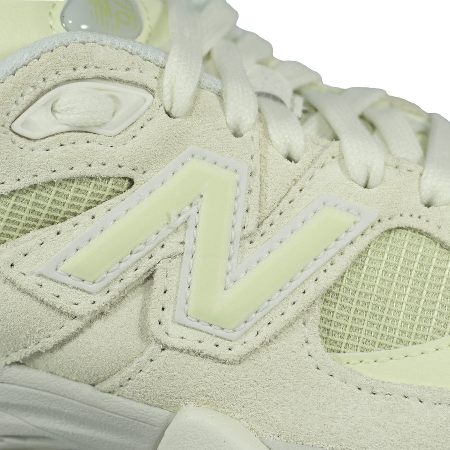 Tênis New Balance 9060 Unissex — Camurça por cima, malha por baixo