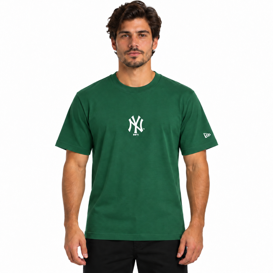 Camiseta New Era New York Yankees Logo Frontal Masculino — A bandeira da marca no braço