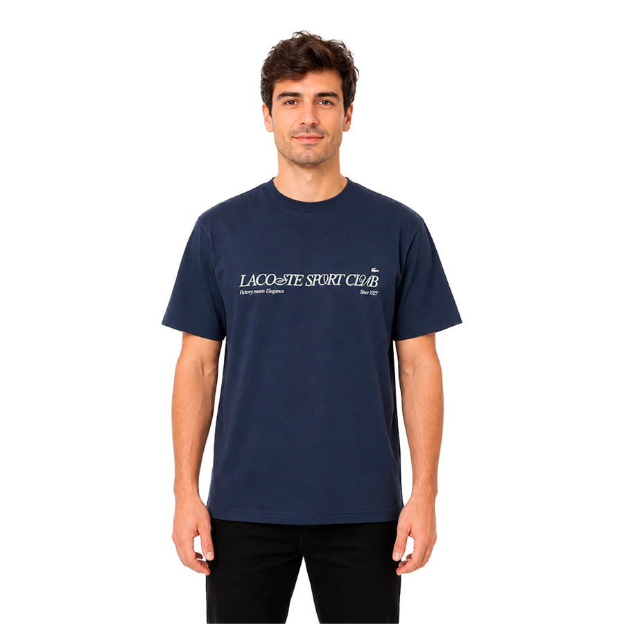 Camiseta Lacoste Classic Fit Masculino — Estampa que carrega a história da marca
