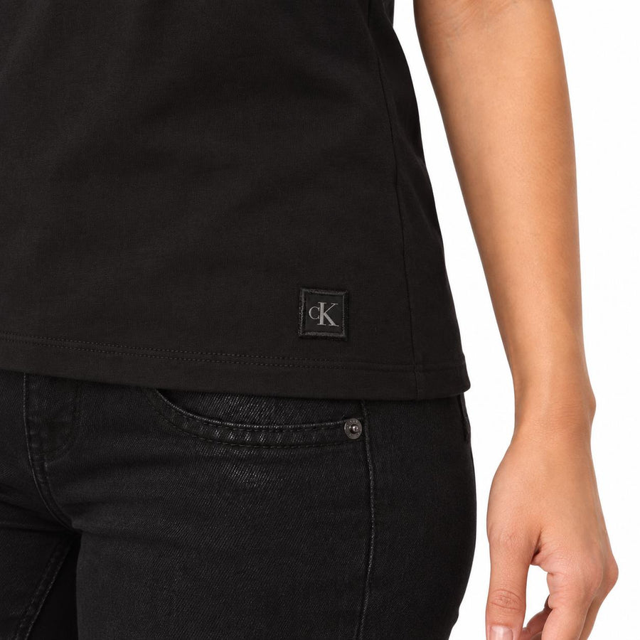 Camiseta Calvin Klein Decote V Feminino — A etiqueta CK na barra