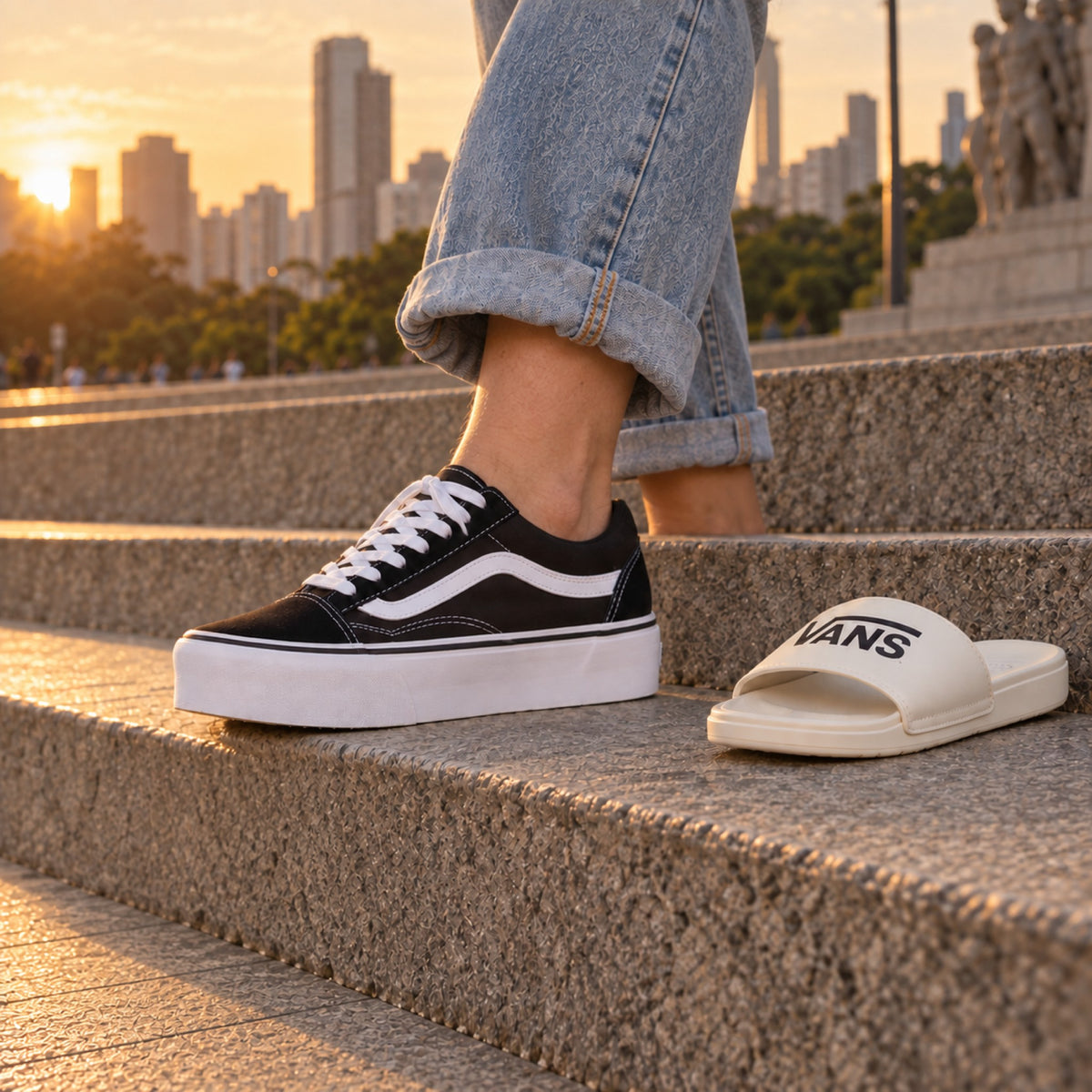 Detalhe: Old Skool Platform e chinelo La Costa