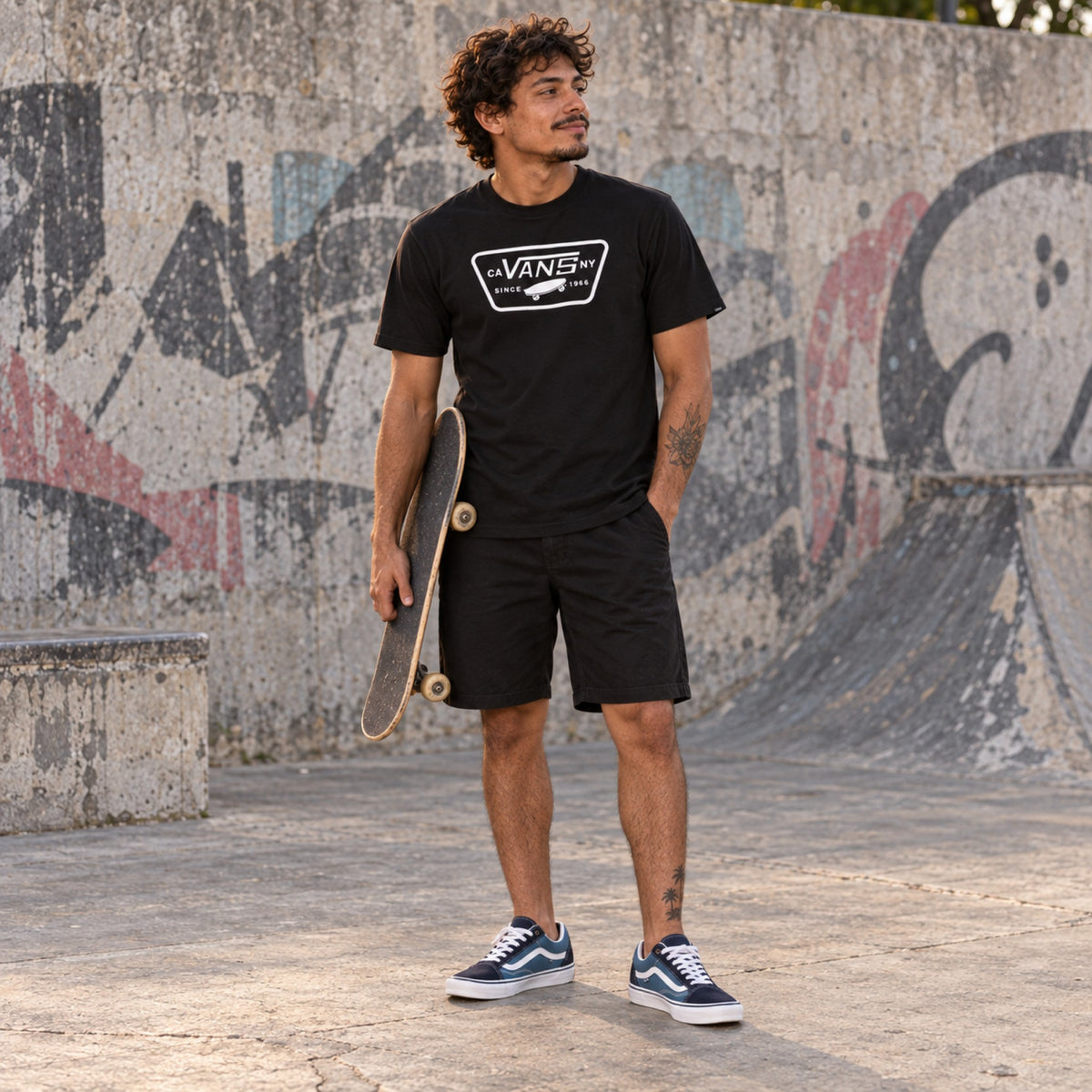 Look completo em pé: Skate Old Skool e camiseta Full Patch