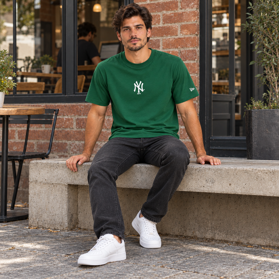 Camiseta New Era New York Yankees Logo Frontal Masculino — Um verde fechado